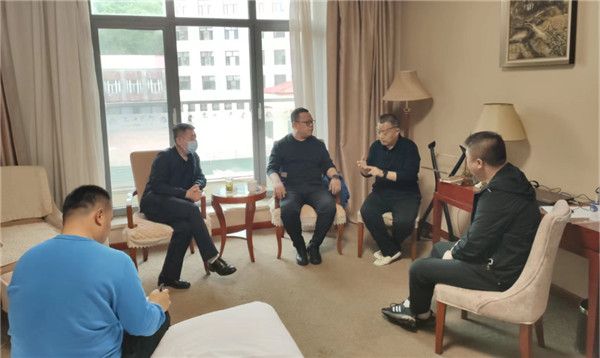 山東科技大學實用礦山壓力研究中心主任石永奎教授、郝建博士應(yīng)邀赴龍煤雙鴨山礦業(yè)集團進行技術(shù)交流